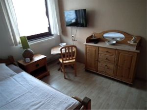 "Einzelzimmer mit TV"